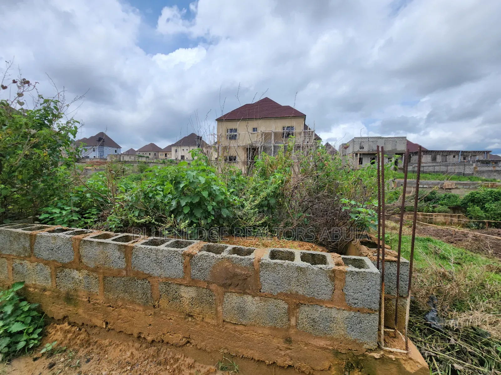 Well Located 5 Bedroom Duplex Land of 550Sqm Land at Lugbe, Abuja in Sabon Lugbe