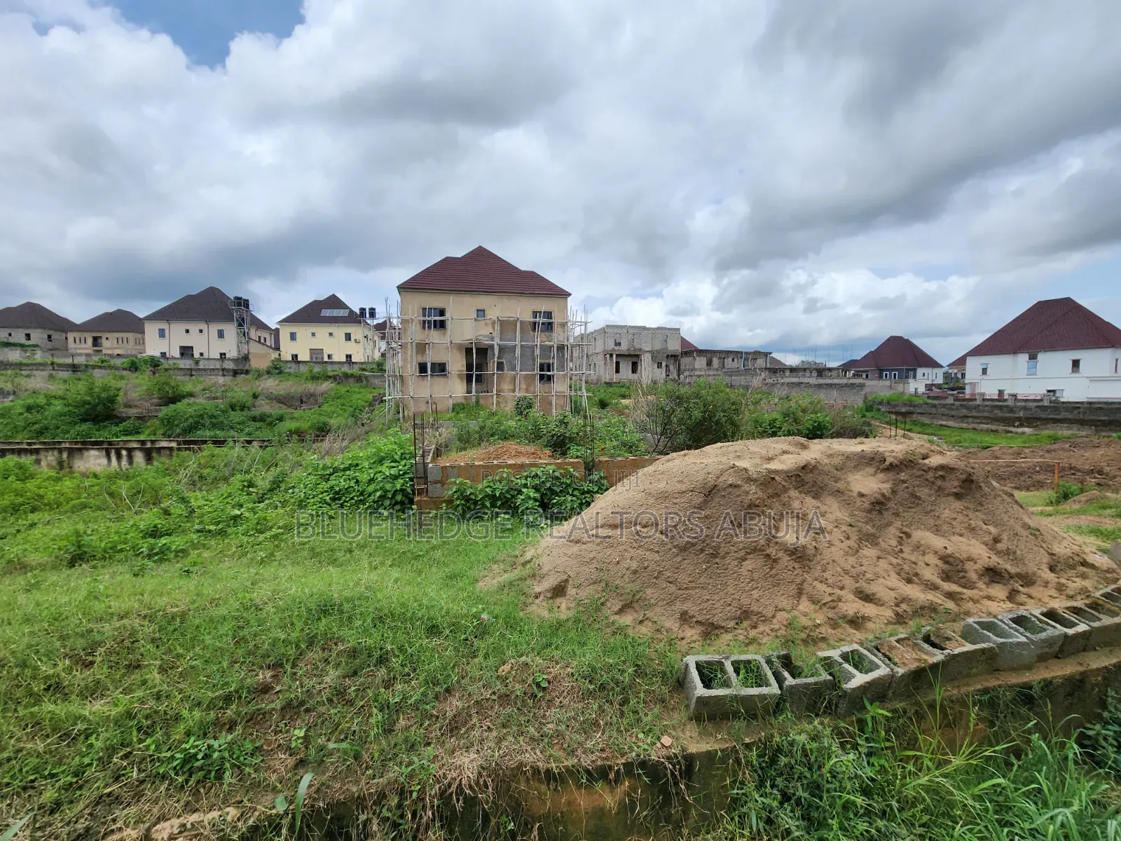 Well Located 5 Bedroom Duplex Land of 550Sqm Land at Lugbe, Abuja in Sabon Lugbe