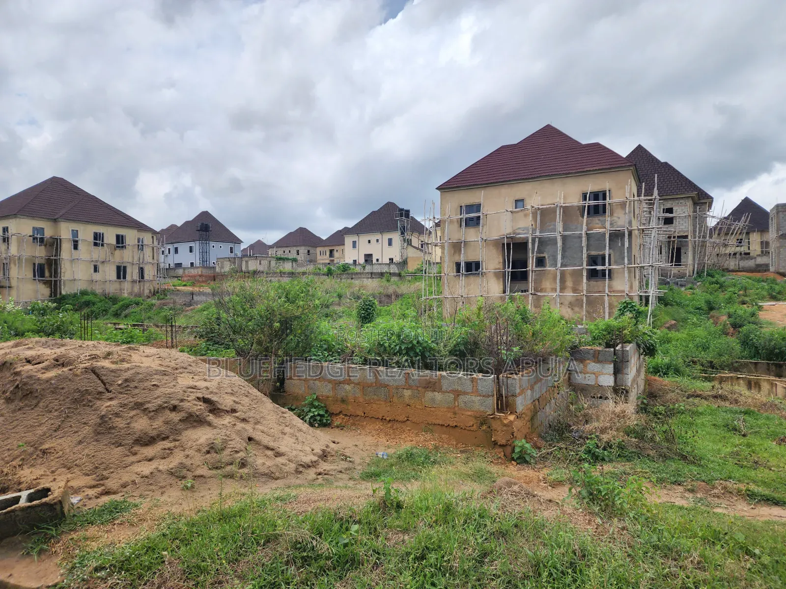 Well Located 5 Bedroom Duplex Land of 550Sqm Land at Lugbe, Abuja in Sabon Lugbe