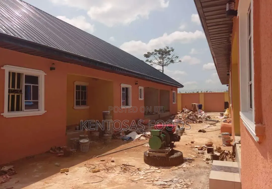 7bdrm Block of Flats in Efosa House, Benin City for sale in Benin City