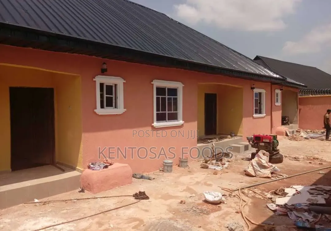 7bdrm Block of Flats in Efosa House, Benin City for sale in Benin City
