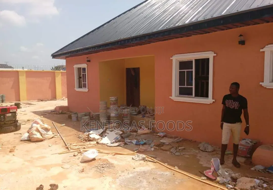 7bdrm Block of Flats in Efosa House, Benin City for sale in Benin City
