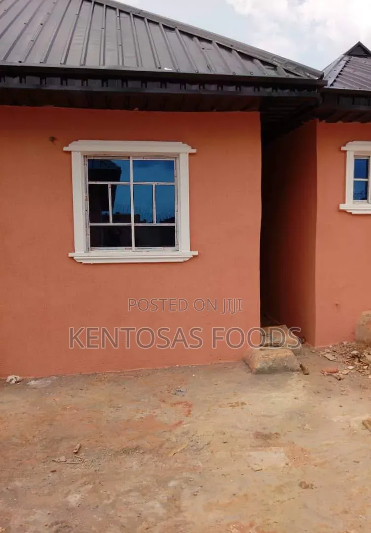 7bdrm Block of Flats in Efosa House, Benin City for sale in Benin City