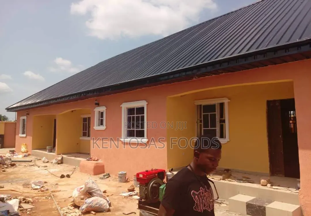 7bdrm Block of Flats in Efosa House, Benin City for sale in Benin City