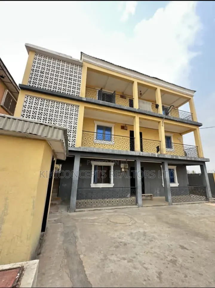 18bdrm Block of Flats in Ajibade Area, Ibadan for sale in Ibadan