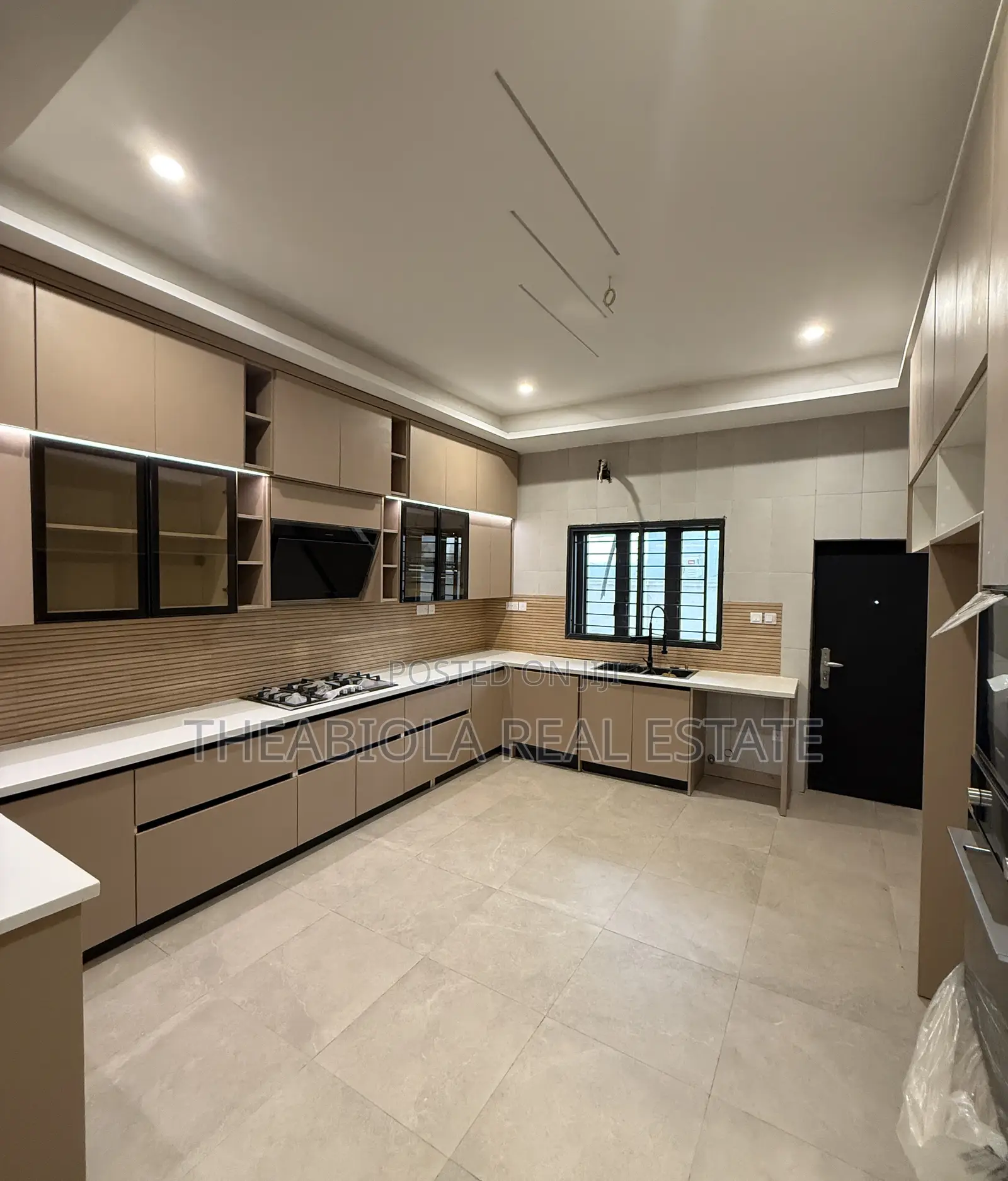 5bdrm Townhouse/Terrace in Lifecamp, Abuja for sale in Life Camp