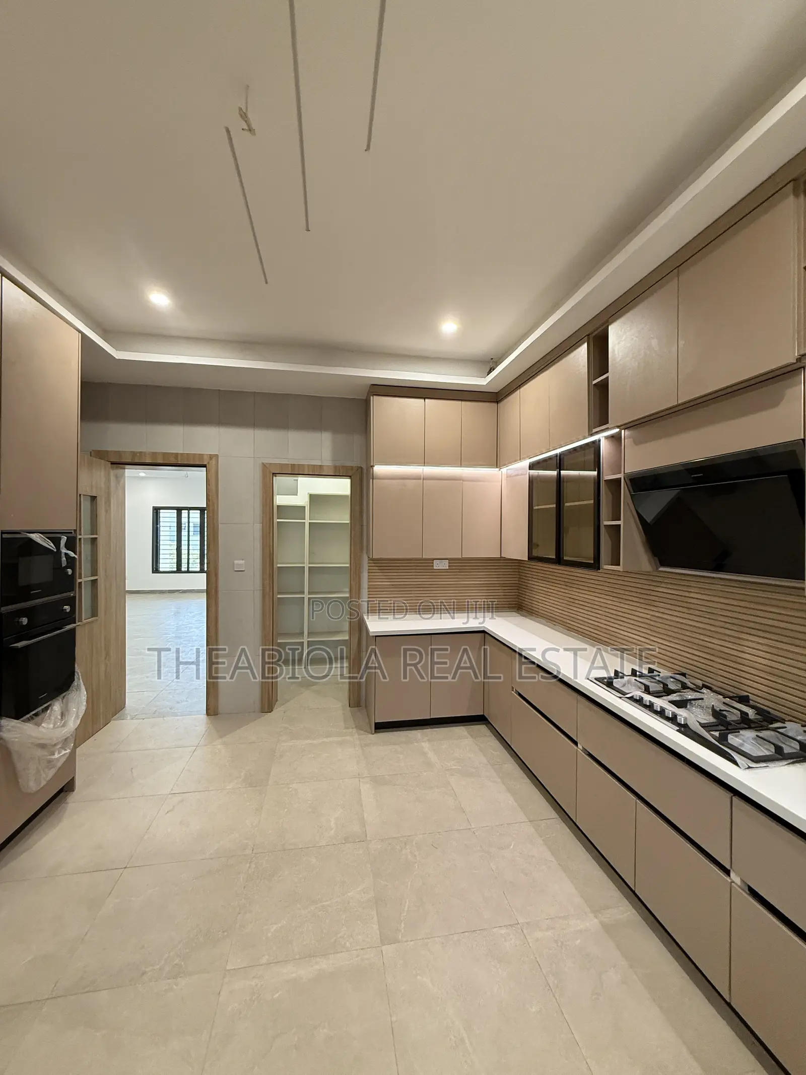 5bdrm Townhouse/Terrace in Lifecamp, Abuja for sale in Life Camp