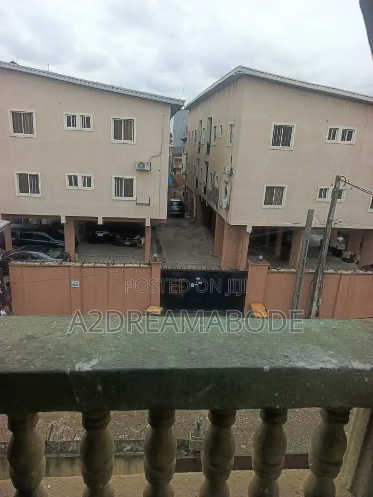 20bdrm Apartment in Yaba, Alagomeji for sale in Alagomeji