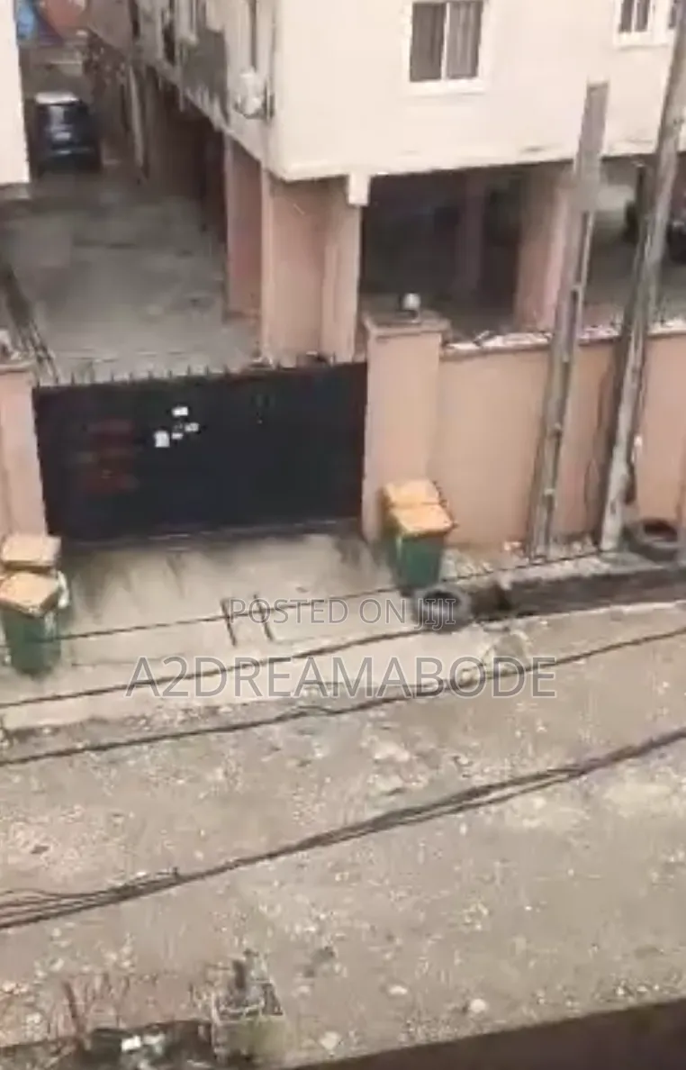 20bdrm Apartment in Yaba, Alagomeji for sale in Alagomeji