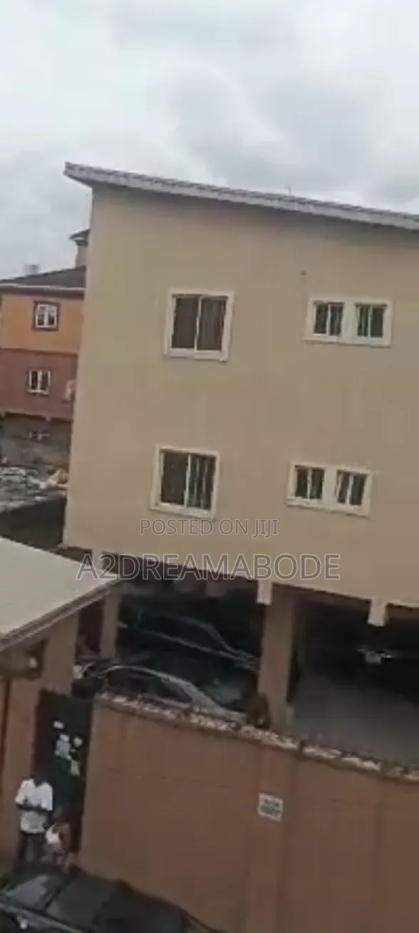 20bdrm Apartment in Yaba, Alagomeji for sale in Alagomeji