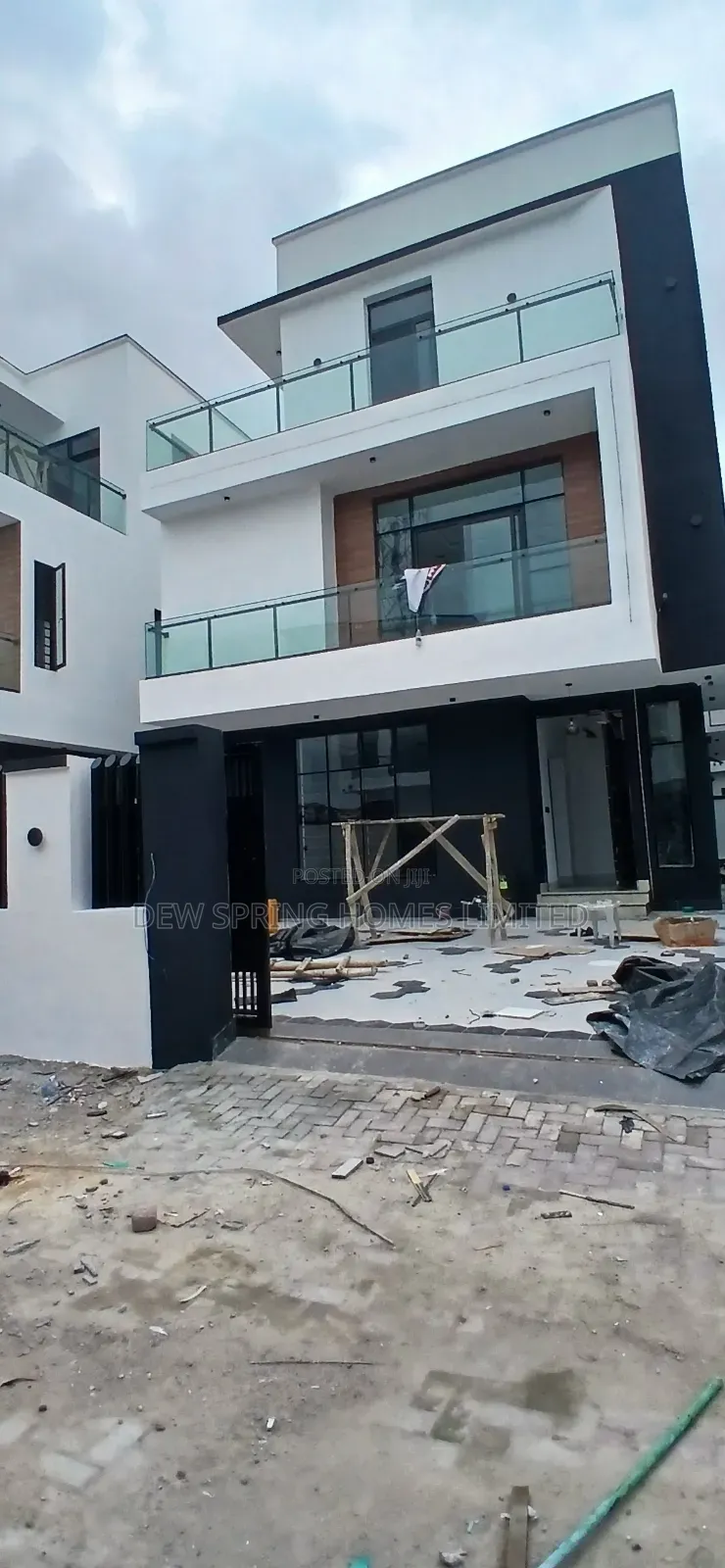 5bdrm Duplex in Chevron Toll-Gate for sale in Chevron