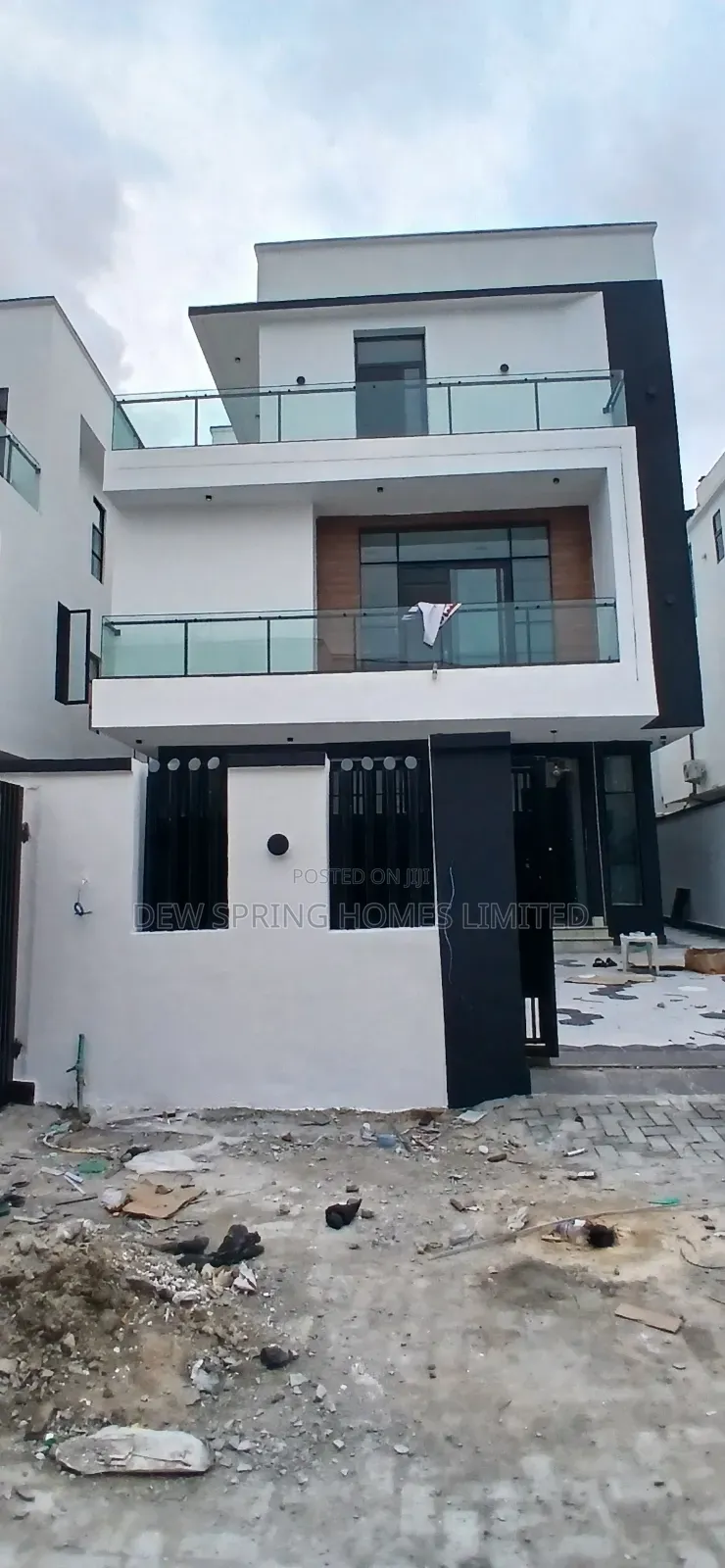5bdrm Duplex in Chevron Toll-Gate for sale in Chevron