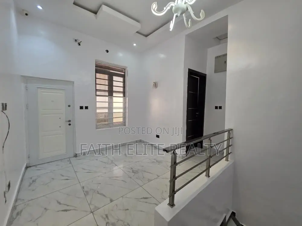 4bdrm Duplex in Chevron for rent in Chevron
