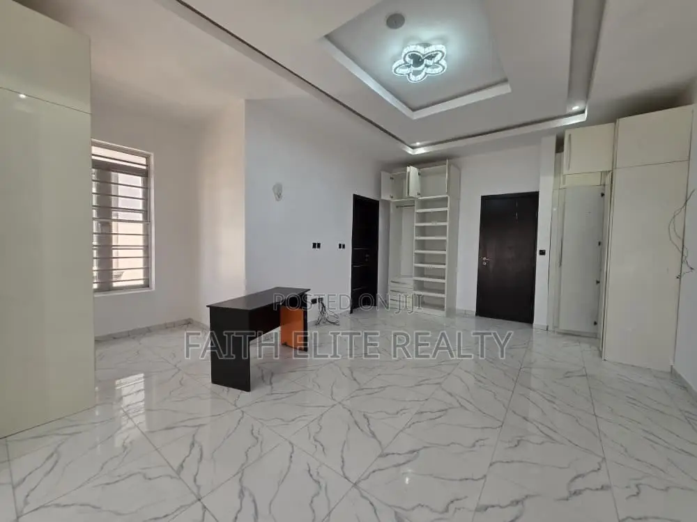 4bdrm Duplex in Chevron for rent in Chevron