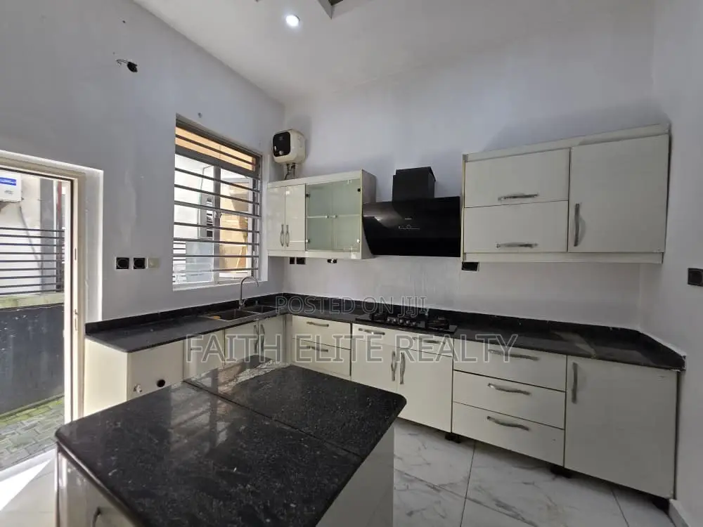 4bdrm Duplex in Chevron for rent in Chevron