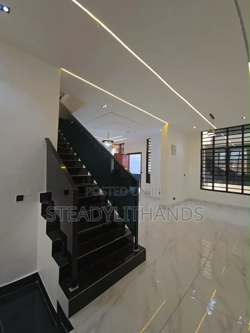 4bdrm Duplex in Chevron for sale in Chevron