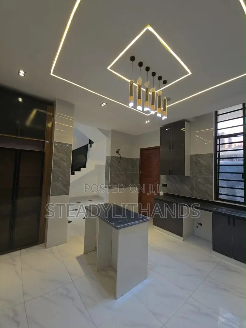 4bdrm Duplex in Chevron for sale in Chevron