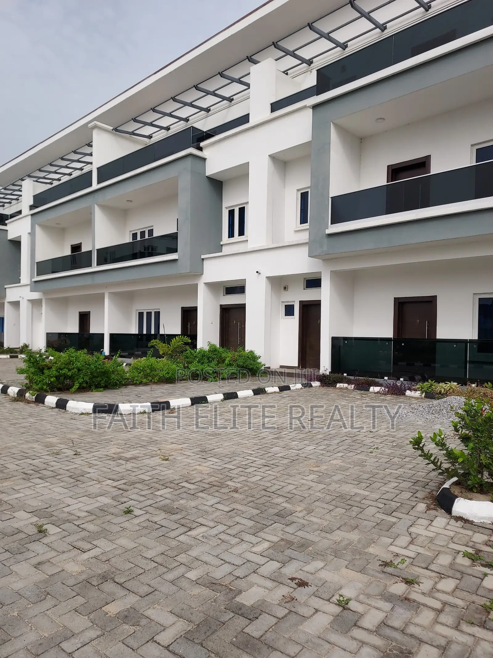 4bdrm Duplex in Lekki County, Ikota for rent in Ikota