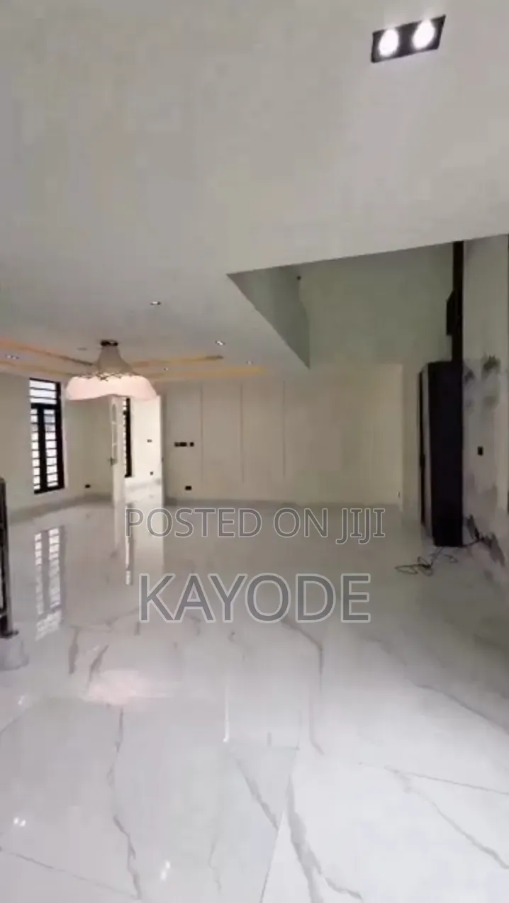 5bdrm Duplex in Lekki Phase 1 for sale in Lekki Phase 1