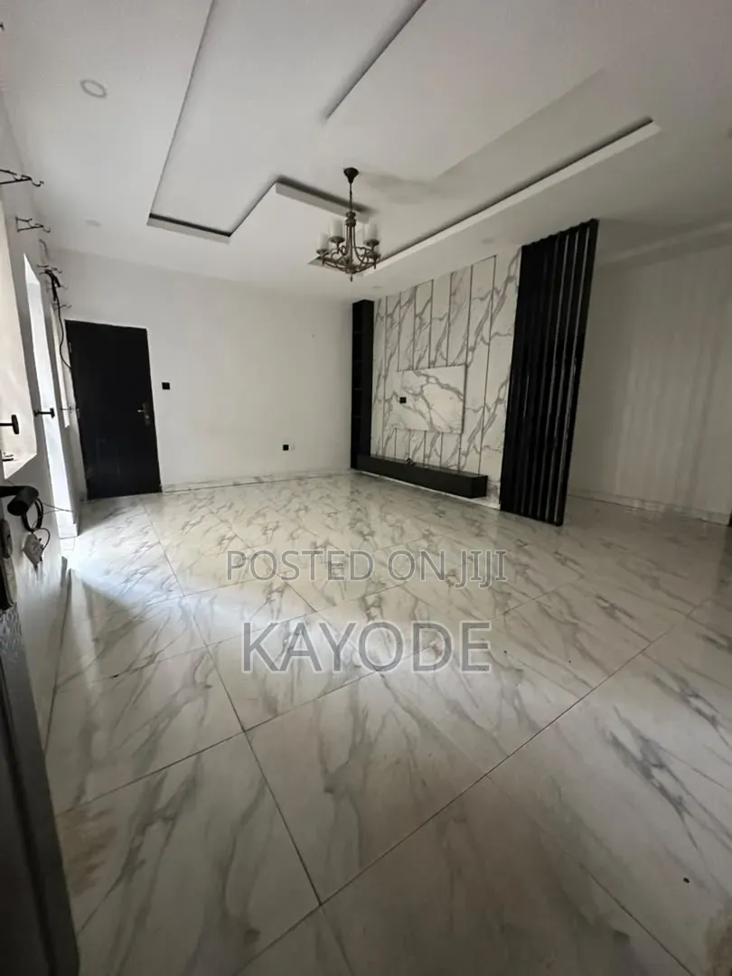 3bdrm Apartment in Adekunle for rent in Adekunle