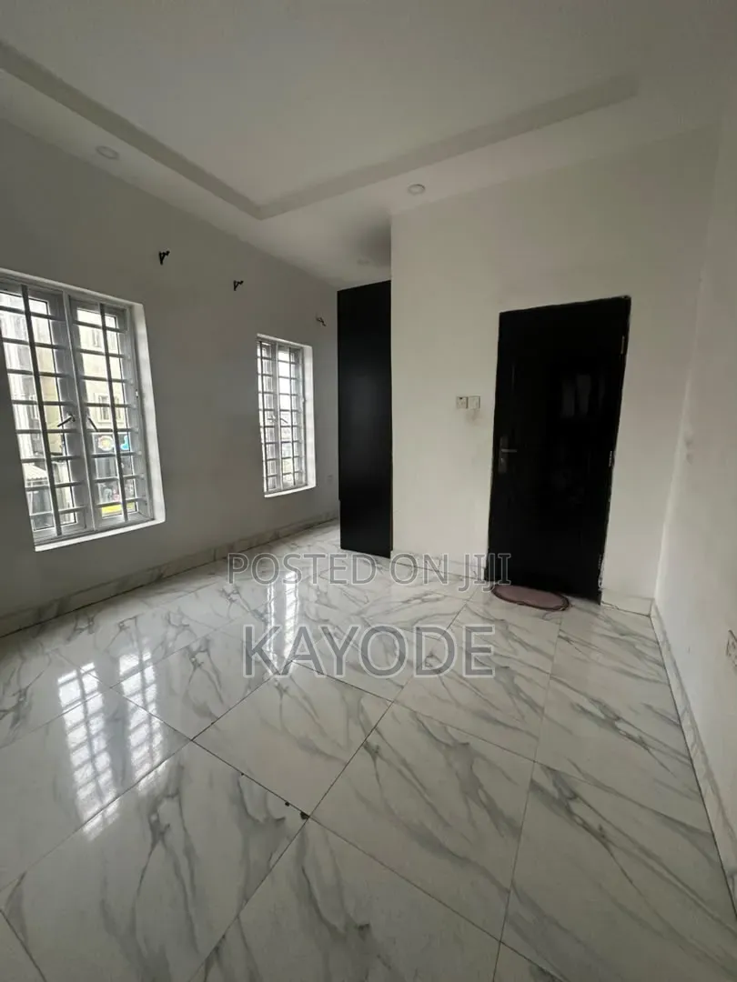 3bdrm Apartment in Adekunle for rent in Adekunle