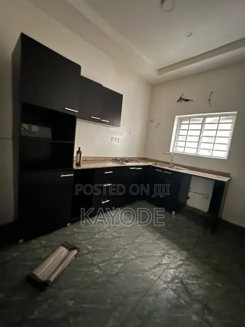 3bdrm Apartment in Adekunle for rent in Adekunle
