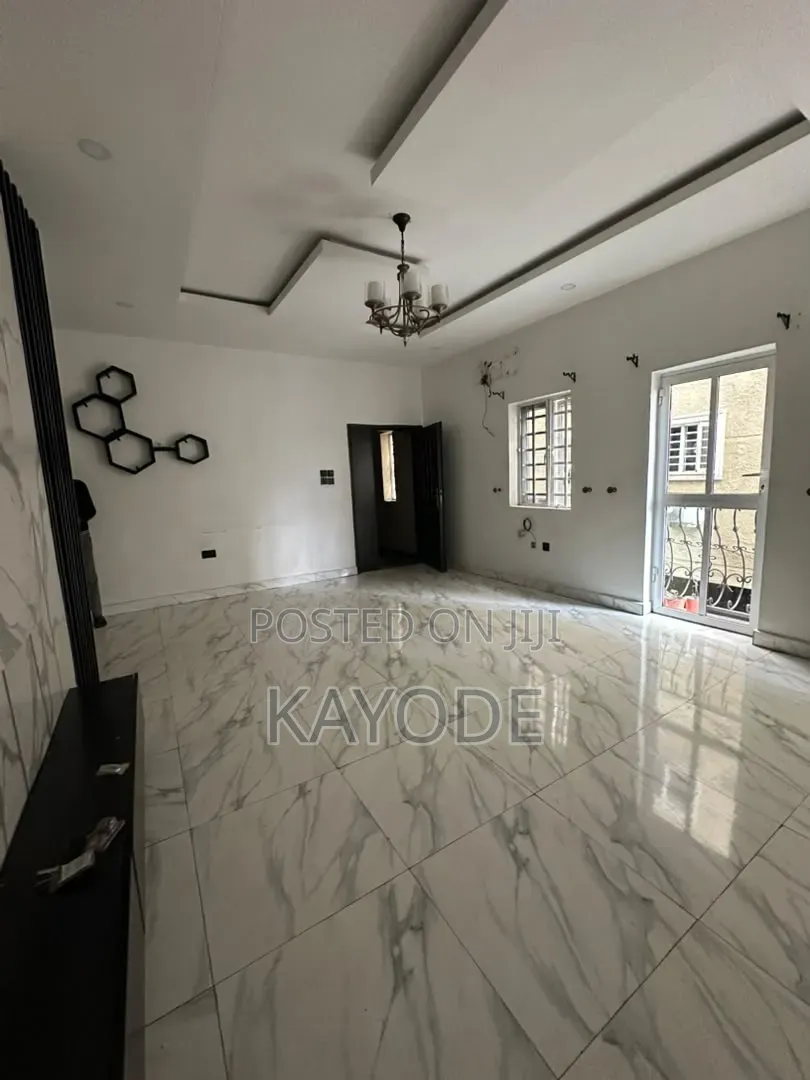 3bdrm Apartment in Adekunle for rent in Adekunle