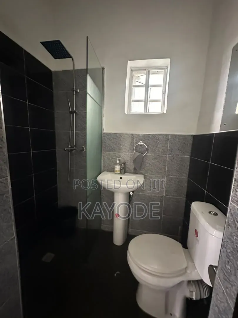 3bdrm Apartment in Adekunle for rent in Adekunle