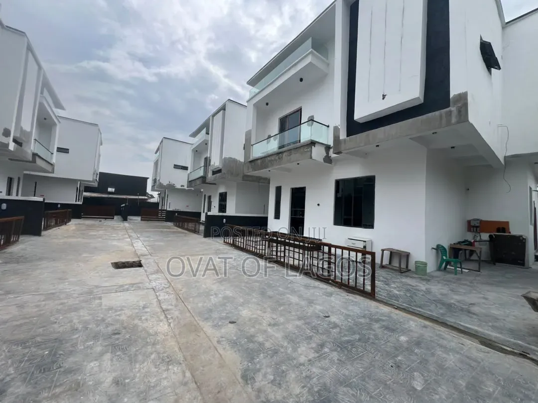 4bdrm Duplex in Jakande for sale in Jakande