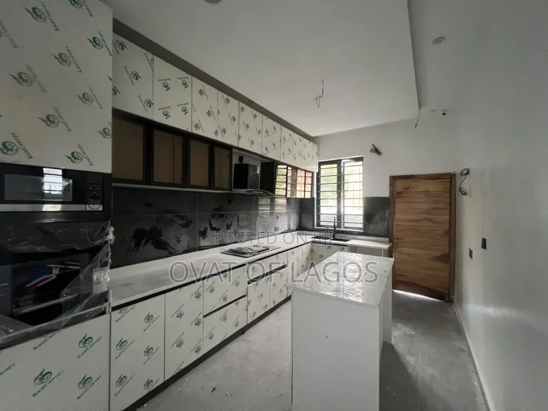 4bdrm Duplex in Jakande for sale in Jakande