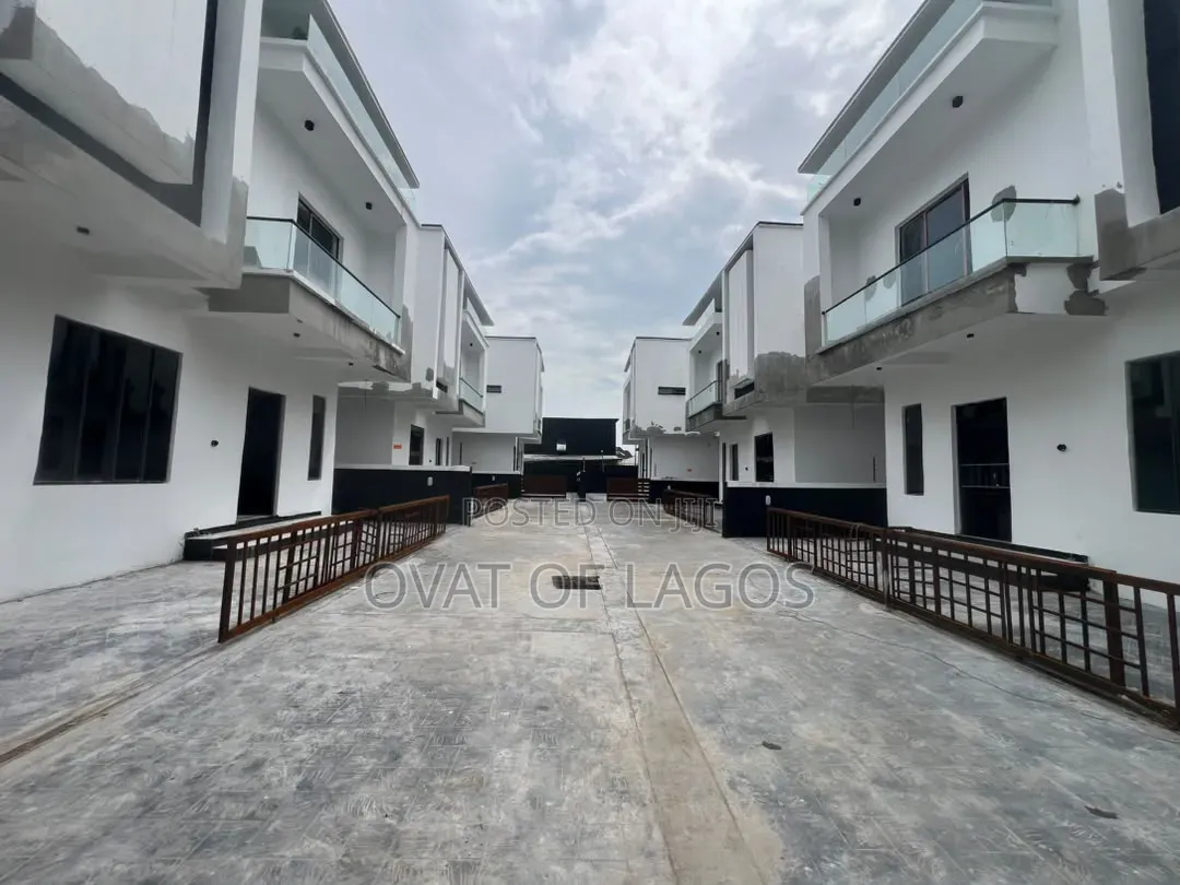 4bdrm Duplex in Jakande for sale in Jakande