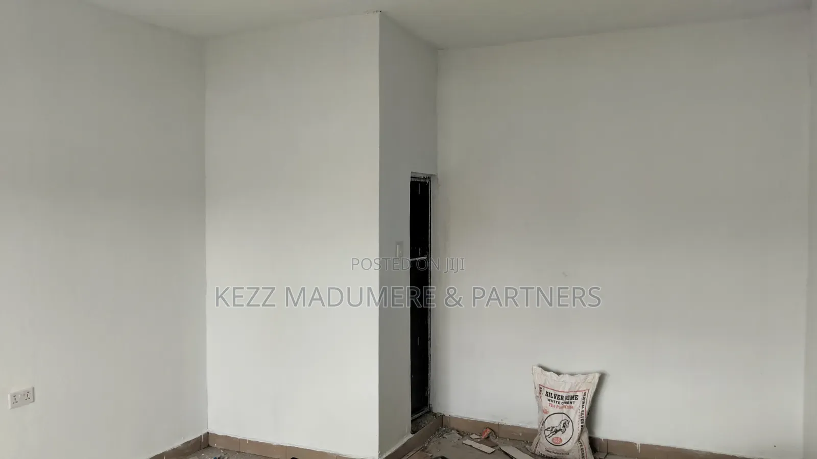 To Let : Sizeable Shop on Rumuola Major Road Ph in Rumuola