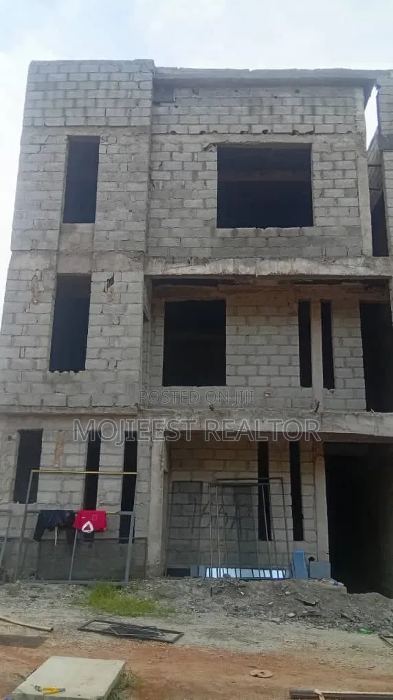 4bdrm Duplex in Back Of Von, Lugbe District for sale in Lugbe District