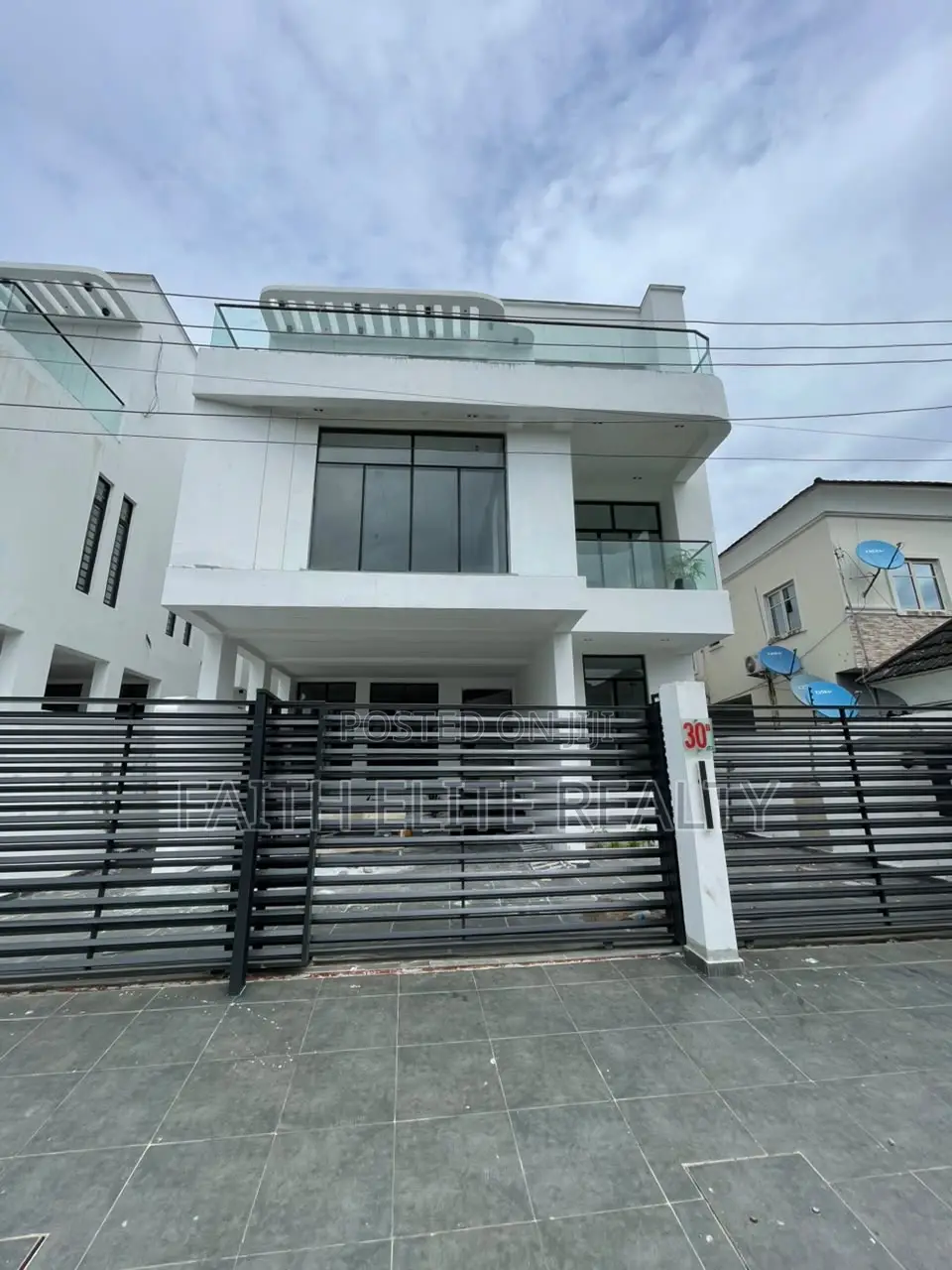 5bdrm House in Chevron for sale in Chevron