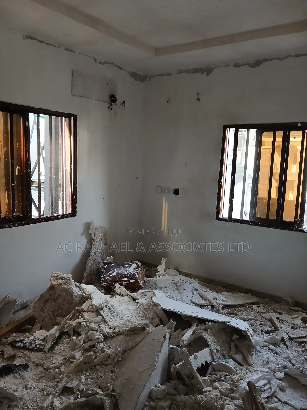 7bdrm House for Storage and Office Space in Ago Palace