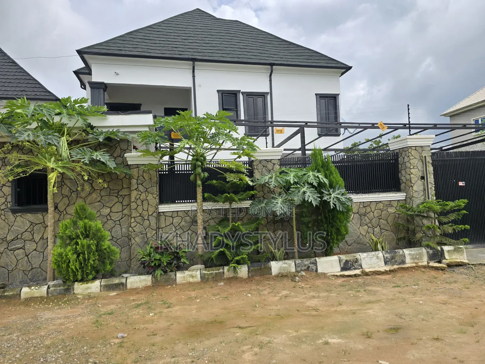 3bdrm Duplex in Ushafa for sale in Ushafa