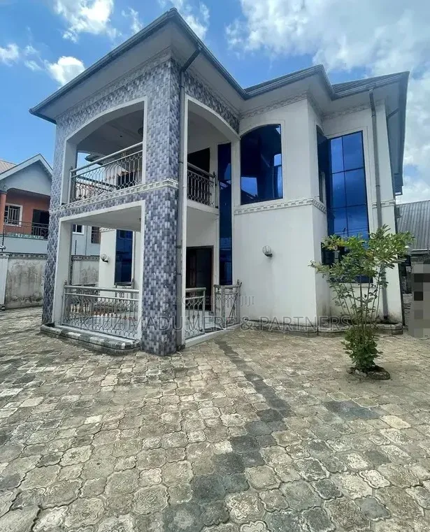 5bdrm Duplex in Gated Estate for sale in Rumuduru