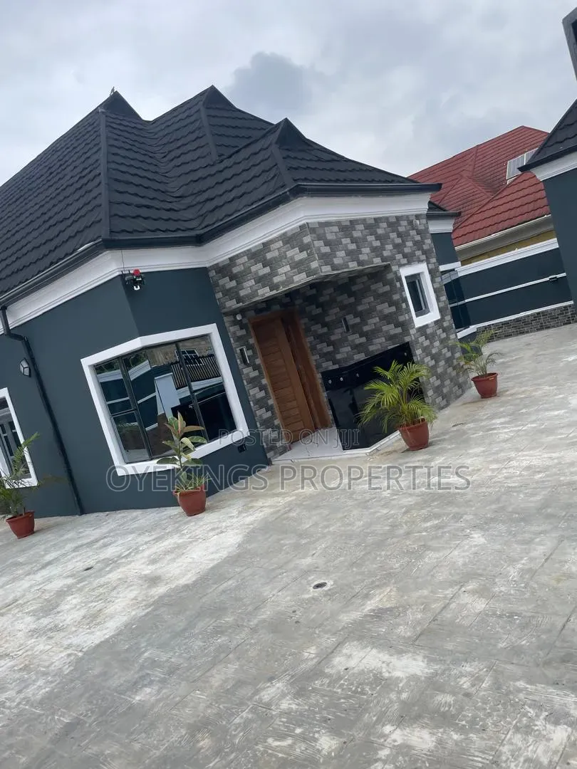 3bdrm Bungalow in Elebu, Oluyole for sale in Oluyole