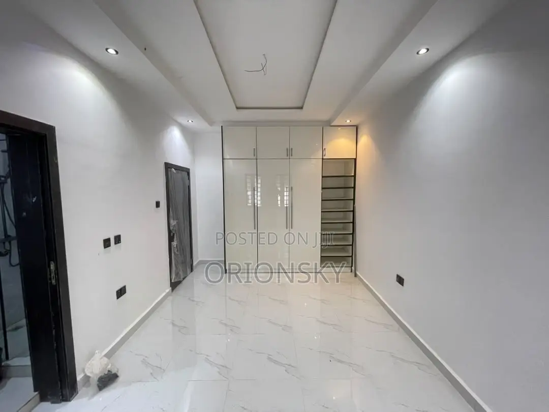 3bdrm Apartment in Aguda / Surulere for sale in Aguda / Surulere