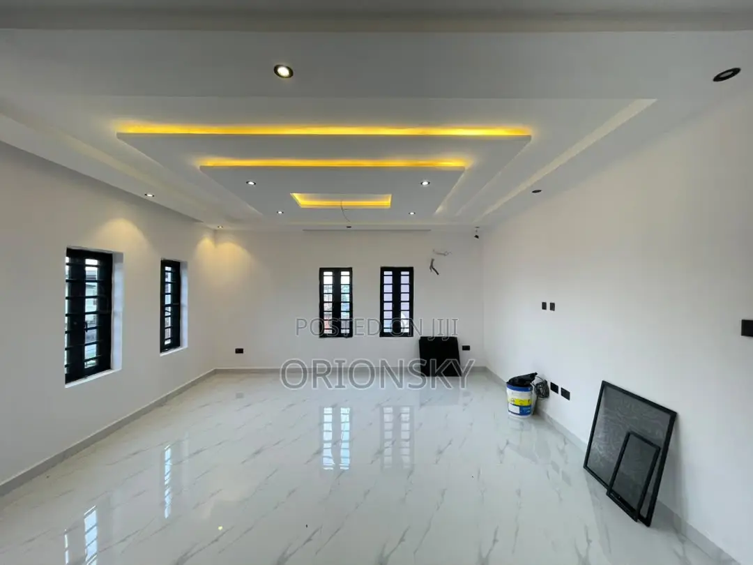 3bdrm Apartment in Aguda / Surulere for sale in Aguda / Surulere