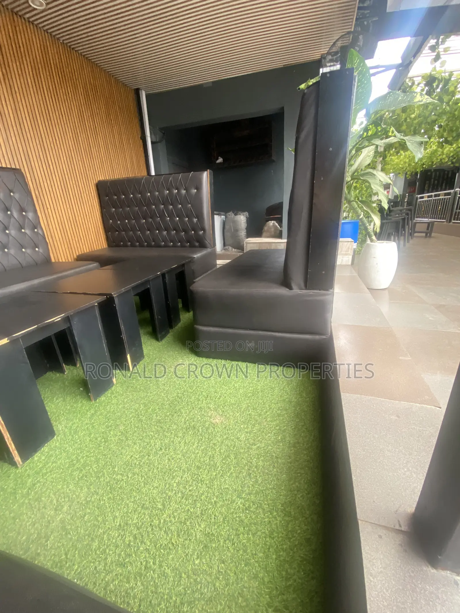Lounge With 6 Rooms Hotel /Night Club at Ikotun, Restaurant in Ikotun / Ikotun/Igando