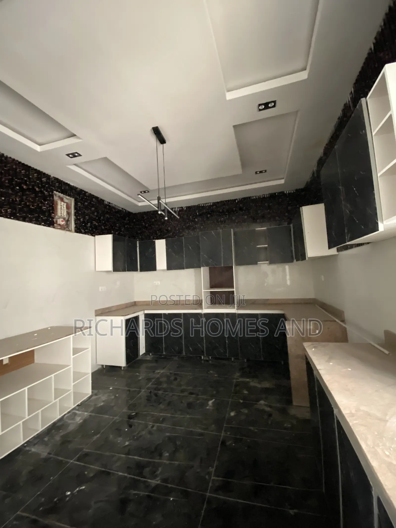 4bdrm Duplex in Chevron for sale in Chevron