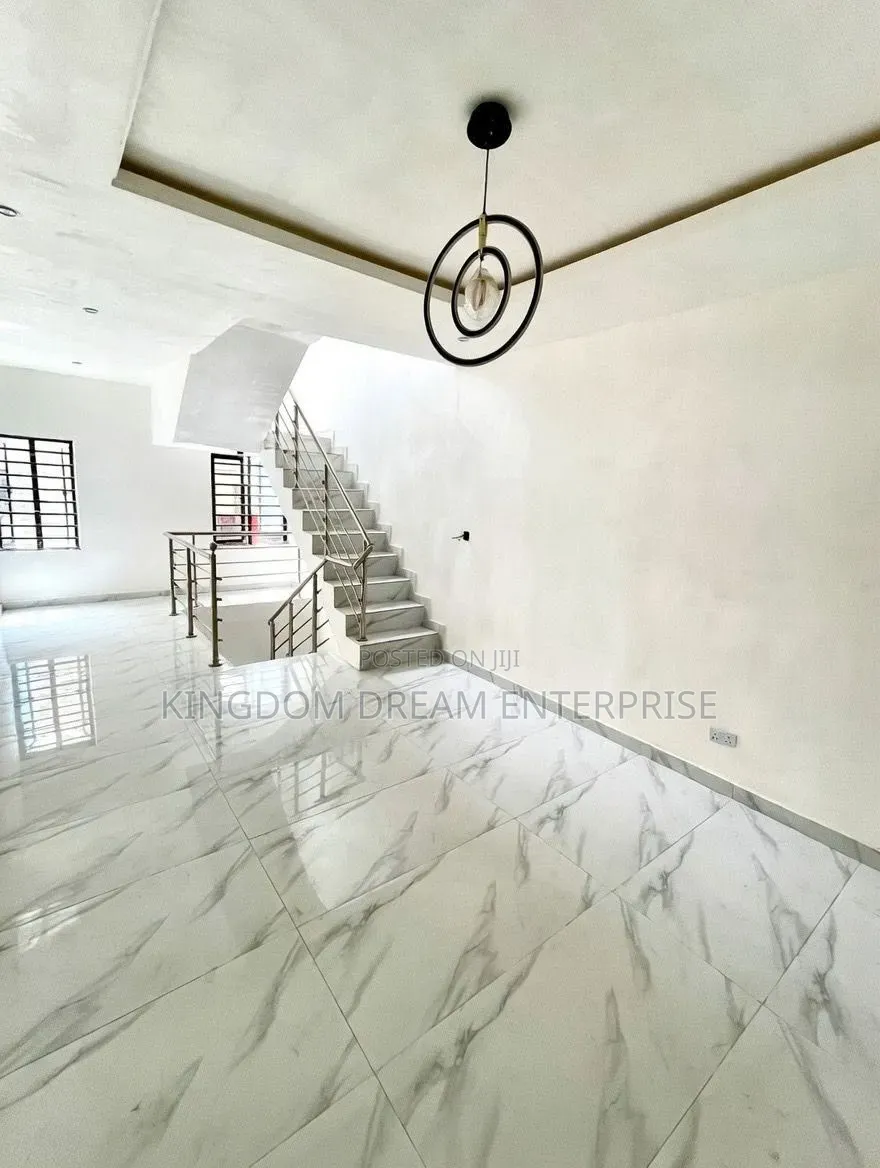 4bdrm Duplex in Angle View Estate for rent in Chevron