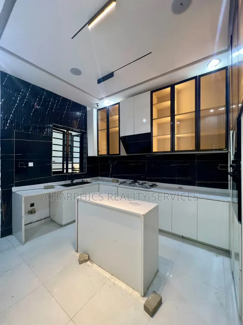 5bdrm Duplex in Lekki Phase 2 for sale in Lekki Phase 2