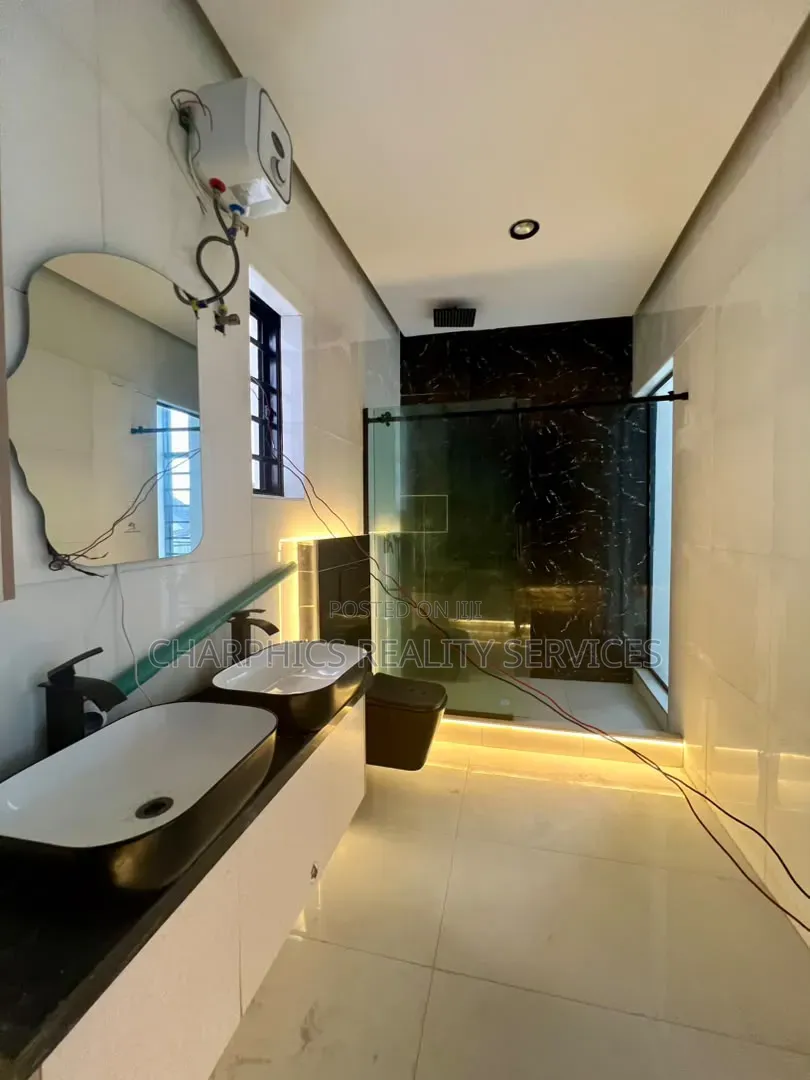 5bdrm Duplex in Lekki Phase 2 for sale in Lekki Phase 2