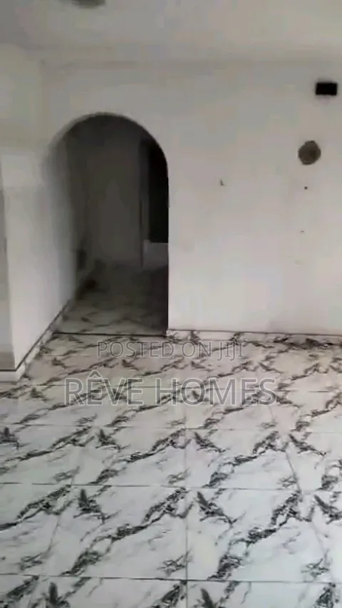 3bdrm Block of Flats in Soluyi for rent in Soluyi