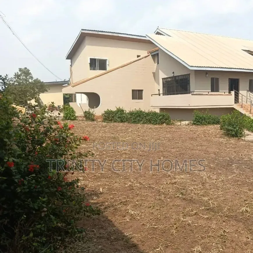 A 1906 SQM Land Space at Ikolaba, Ibadan in Bodija