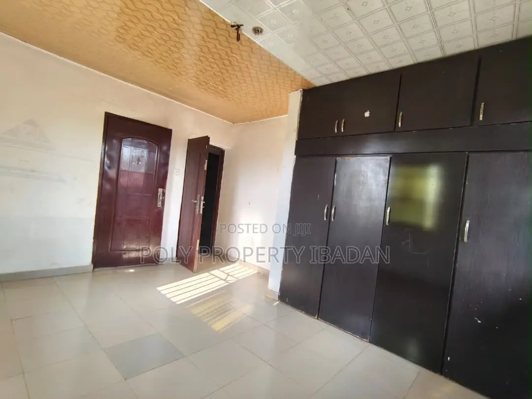 3bdrm Apartment in Olakunle, Akala Express for rent in Akala Express