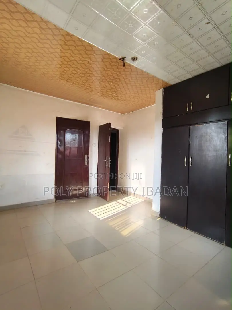 3bdrm Apartment in Olakunle, Akala Express for rent in Akala Express