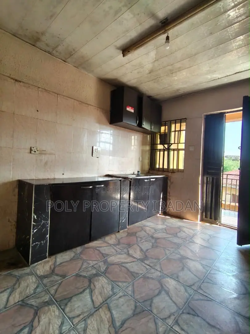 3bdrm Apartment in Olakunle, Akala Express for rent in Akala Express